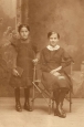 Zdjęcie z ok. 1914 r. Od lewej Apolonia Lizak, później z męża Sobczyk (1904-1987), córka Franciszka i Marianny ze Szczygłowskich, z prawej jej siostra Weronika, później z męża Lizak (1900-1993), nauczycielka. Fotografia z kolekcji Z. Gzik.