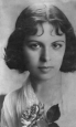 Barbara Herszkiewicz (1911-1956), pianistka, malarka, pierwsza żona Henryka Fajta, znanego radomszczańskiego muzyka i kompozytora. Zdjęcie z ok. 1930 r. Fotografia z kolekcji S. Sankowskiego.