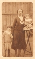 Anna (z d. Uszczyk) Kątna (1895-1976) z córkami Marią (z lewej) i Ireną.  Zdjęcie z 1930 r. Fotografia z kolekcji A. Spychało.