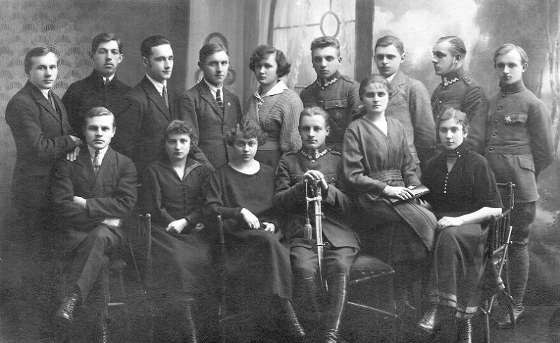 Zdjęcie z 1917 r. - Stowarzyszenie patriotyczne (nazwa nieznana). Pierwsza z prawej (siedzi) Weronika Śpiewankiewicz (1900-1993), później z męża Lizak, nauczycielka. Drugi z lewej (stoi) Gabriel Goszczyński. Fotografia z kolekcji Z. Gzik.