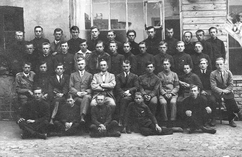 Gimnazjum Stanisława Niemca (siedzi piąty z lewej). Czwarty z lewej (siedzi) nauczyciel greki i łaciny Jan Lizak (1984-1935). Fotografia z kolekcji Z. Gzik.