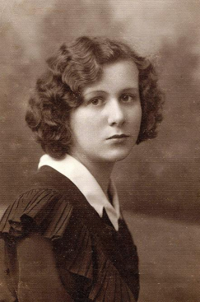 Janina Dawid (później z męża Sztymela) - ur. 1912, zm. 2004 - córka Ludwika Dawida i Władysławy z Klembowskich. Zdjęcie z 1931 r. Fotografia z kolekcji J. Kaszyńskiego.