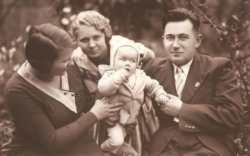 Henryk Dawid (1904-1953) z żoną Kazimierą z Szewczyków(1907-1971) (pierwsza z lewej), siostrą żony Heleną Szewczyk oraz córką Wiesławą (ur. 1933 r.).  Zdjęcie z ok. 1934 r. Fotografia z kolekcji J. Kaszyńskiego.