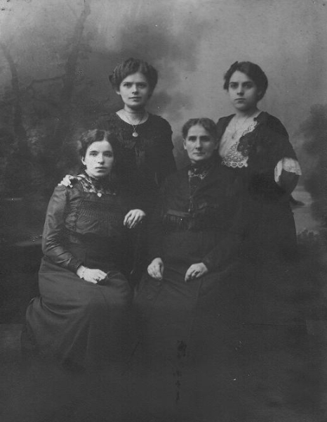 Z tyłu od lewej: Felicja (z d.Scharf) Kącka, Wacława (z d. Scharf) Spychało (1892-1976). Z przodu od lewej: Antonina (z d.Orzechowska) Konofalska, Paulina (z d. Wojciechowska) Scharf. Zdjęcie z ok. 1910 r. Fotografia z kolekcji A. Spychało.