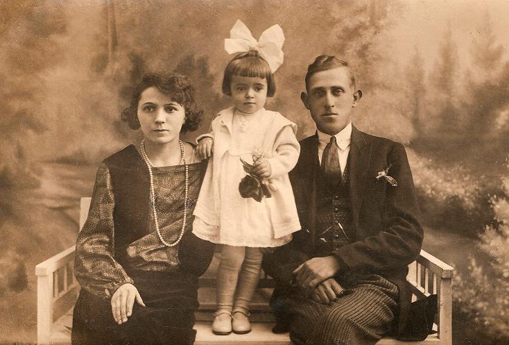 Od lewej: Jadwiga (z d. Piątek) Słota, Jadwiga Spychało - później z męża Dołżo–Gronowska, Feliks Spychało. Zdjęcie z 1929 r. Fotografia z kolekcji A. Spychało.