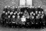 Radomszczańscy uczniowie, w środkowym rzędzie pierwszy od prawej Tadeusz Półrola (1922- 1996) - syn Feliksa i Janiny z Molskich. Zdjęcie z 1929 r.  Fotografia z kolekcji A. Spychało.