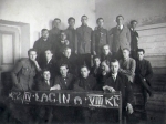 Zdjęcie z 1922 r. - radomszczańscy uczniowie. Z przodu pierwszy od prawej Jan Lizak (1894- 1935 ) - nauczyciel łaciny i greki. Fotografia z kolekcji Z. Gzik.