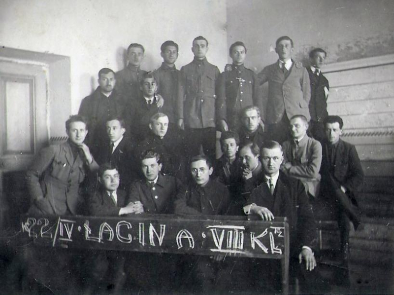 Zdjęcie z 1922 r. - radomszczańscy uczniowie. Z przodu pierwszy od prawej Jan Lizak (1894- 1935 ) - nauczyciel łaciny i greki. Fotografia z kolekcji Z. Gzik.